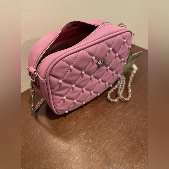 NWT Badgley Mischka (Minor Flaws) Diamond Quilted Camera Bag W/Pearls - Picture 5 of 13